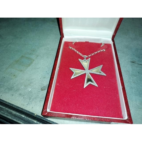 416 - 1976 Heavy Solid Silver Maltese Cross And Chain