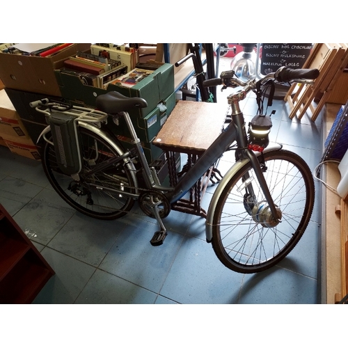 29 - Giant Twist Express RS2 Hybrid/Electric Bike With Battery And Charger