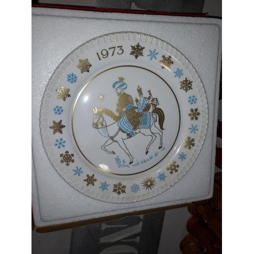 466 - 4 Wedgwood And Spode Picture Plates