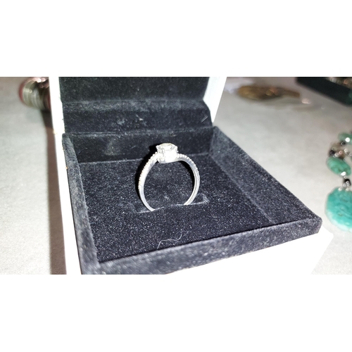 322 - 9ct White Gold Ring