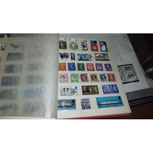 599 - 3 Stamp Albums With Lots Of Stamps Inside Plus Banknotes Inside