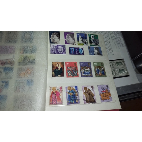 599 - 3 Stamp Albums With Lots Of Stamps Inside Plus Banknotes Inside