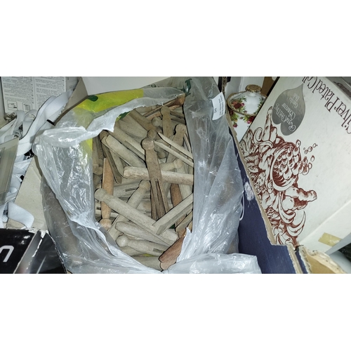 162 - Bag Of Vintage Wooden Washing Line Pegs