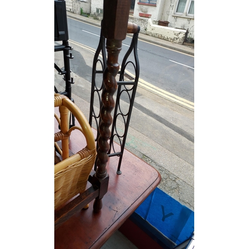 52 - 4 Bottle Small Metal Wine Rack