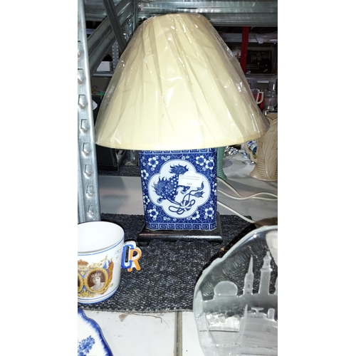 509 - Oriental Blue And White Table Lamp With Cream Shade