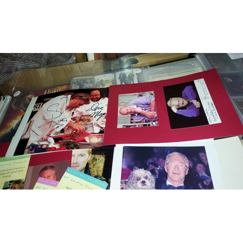 576 - Various Signed Photos Including Ronan Keating, Paul O'Grady And Gordon Ramsey