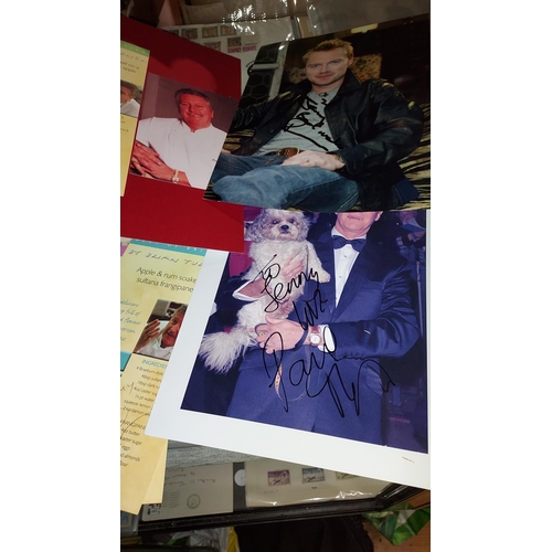 552 - Various Signed Photos Including Ronan Keating, Paul O'Grady And Gordon Ramsey