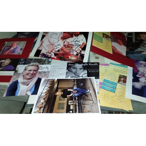 552 - Various Signed Photos Including Ronan Keating, Paul O'Grady And Gordon Ramsey