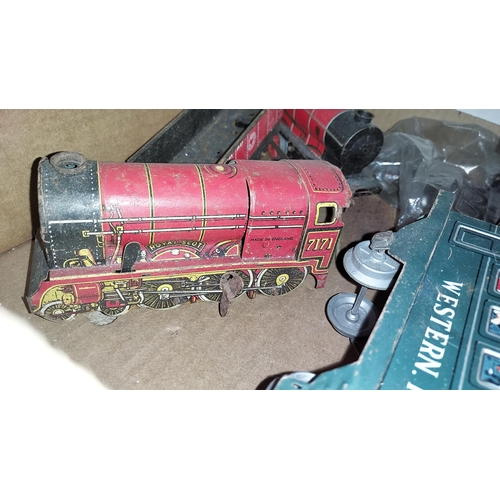 68 - 5 Tin Plate Carriages, Trains And Tender Including Modern Toys And Hornby