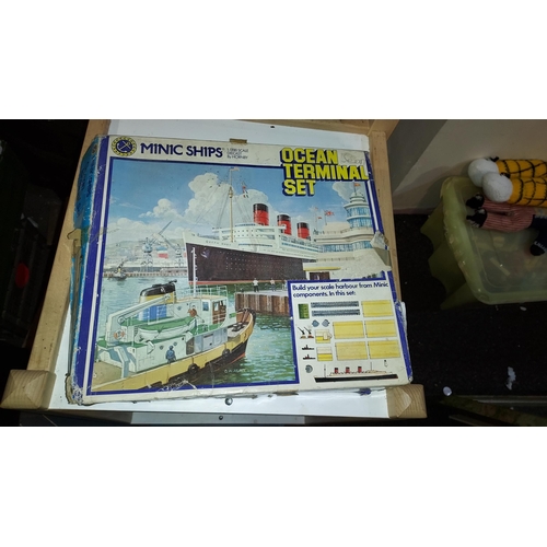 182 - Minic Ships 1:1200 Scale Diecast By Hornby  Ocean Terminal Set, Missing 2 Tugs