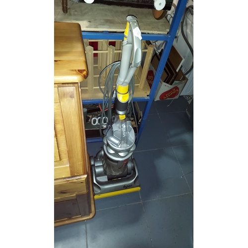 66 - Dyson Upright Hoover DC14i, Spares Or Repairs