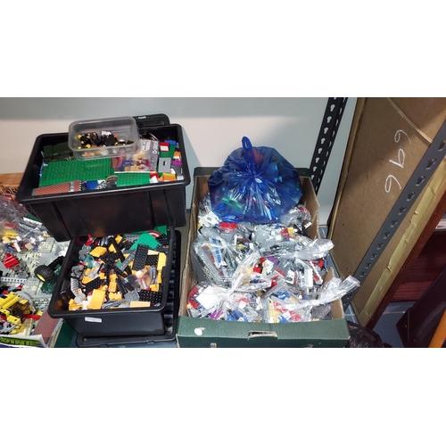 86 - Large Quantity Of Lego