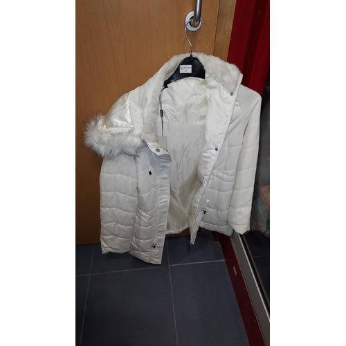 23 - Ladies White Coat With Fur Collar Size 16