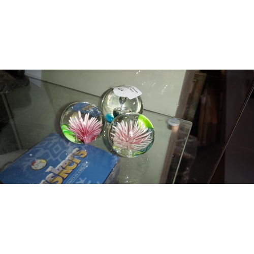 424 - Pair Of 2 Small Pink Flower Paperweight Plus Small Clear And Blue Bubble Paperweight