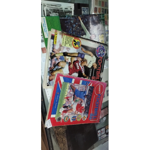 578 - 2x Panini Football Sticker Albums From 1986-1987 Plus Soccer Stars Picture Stamp Album From 1968-196... 