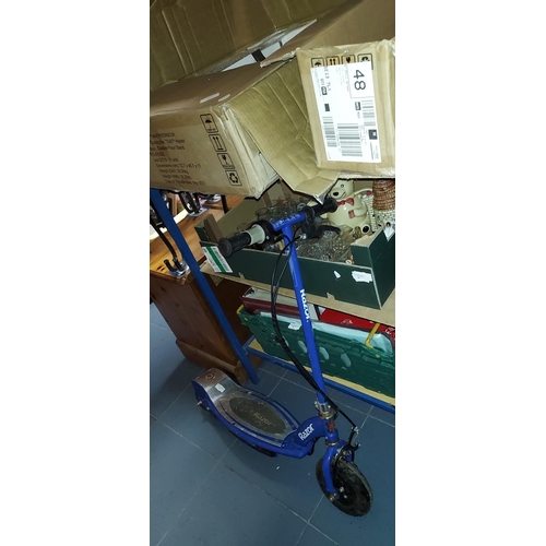 87 - Razor Electric Scooter Needs Charger Untested