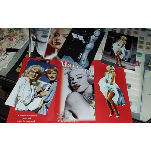 582 - Marilyn Monroe Souvenier Book With 6 Replica Postcards