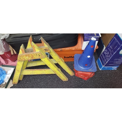 94 - 4 Small Caution Cones + Wooden Saw Horse End