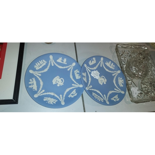 521 - 2 Wedgwood Jasperware Plates