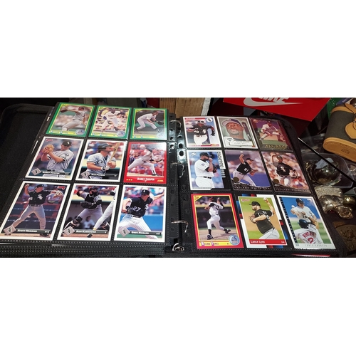 300 - Folder Containing 530 Baseball Cards Cardinals - Ny Mets - White Sox, Padres, Orioles All Mint