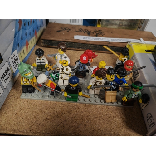 152 - 16 Lego Mini Figures