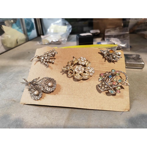 396 - Bag Of Jewellery And Brooches