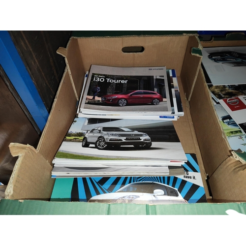 93 - 2 Boxes Of 135 Car Brochures For The Irish Market (Republic Of Ireland)