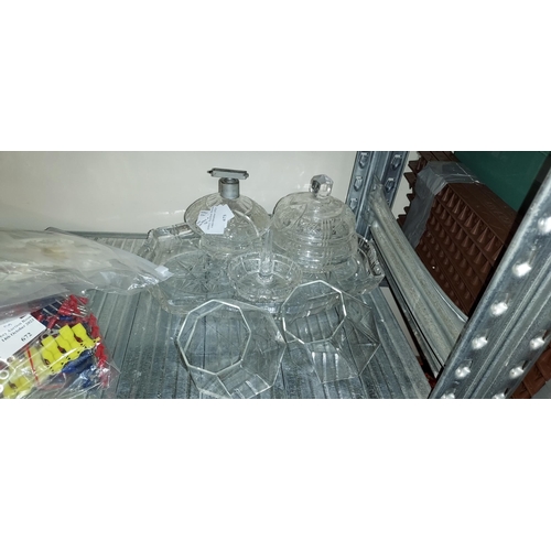 673 - Clear Glass Part Dressing Table Set