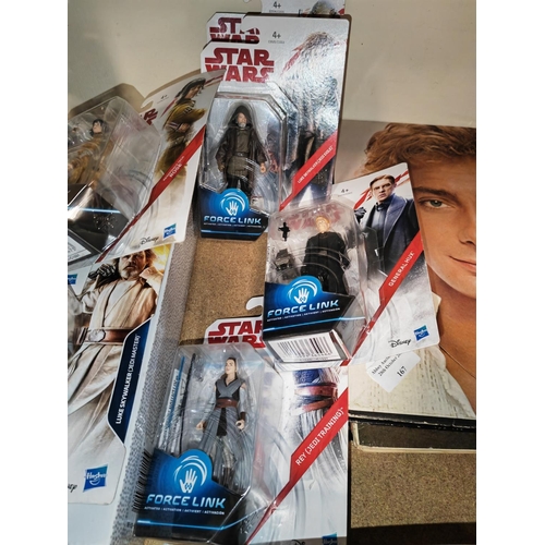 163 - 7 Modern Star Wars Figurines In Boxes