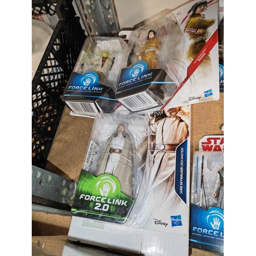 163 - 7 Modern Star Wars Figurines In Boxes