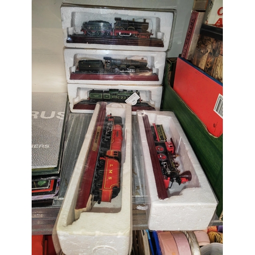 194 - 5 Model Loco'S On Plynths In Boxes