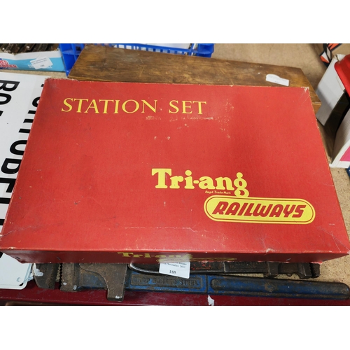 186 - 1960'S 00 Gauge Station Set