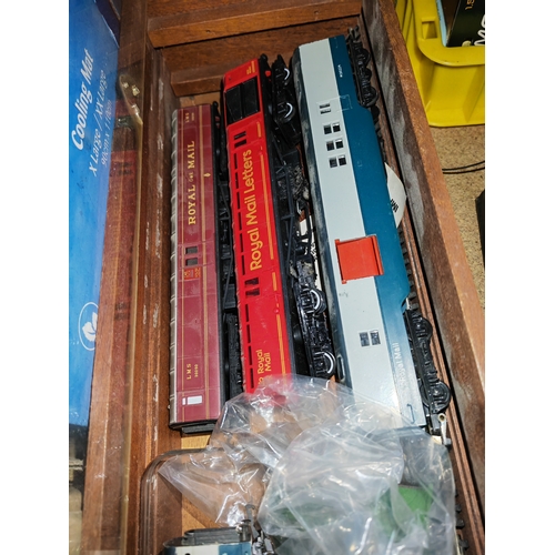 251 - Case With 2 Triang And 2 Hornby Royal Mail Railway Carriages Etc