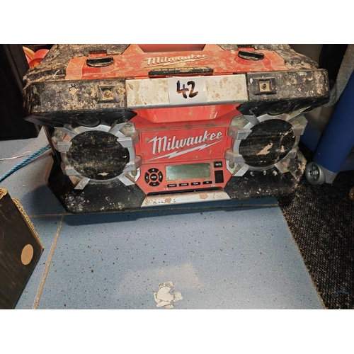 259 - Milwaukee C12-28Dcr Site Radio Needs Battery