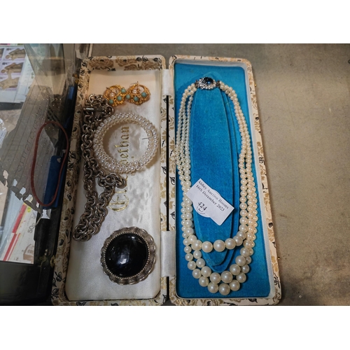 424 - Job Lot Of Dress Jewellery
