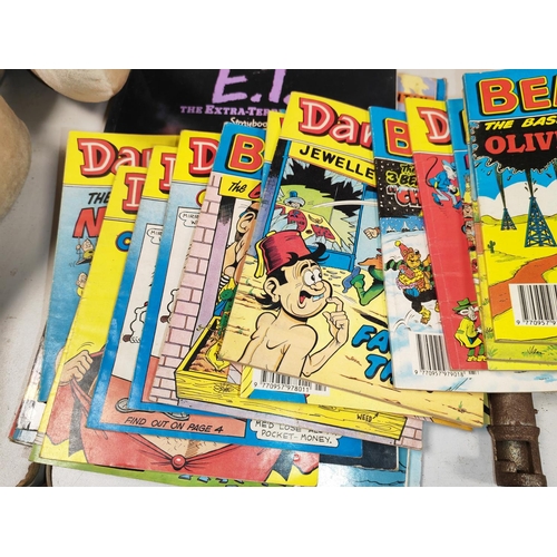 338 - 2 Authentic Beano Membership Cards And Badges Plus A Small Stack Of Beano, Dandy'S, Desperate Dan Et... 