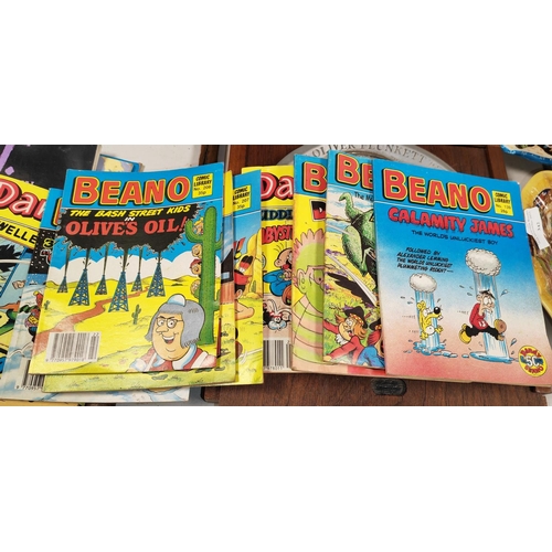 338 - 2 Authentic Beano Membership Cards And Badges Plus A Small Stack Of Beano, Dandy'S, Desperate Dan Et... 