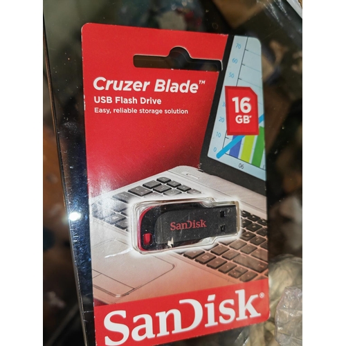 305 - Unused 16Gb Sandisc 16Gb Crucer Blade Memory Stick