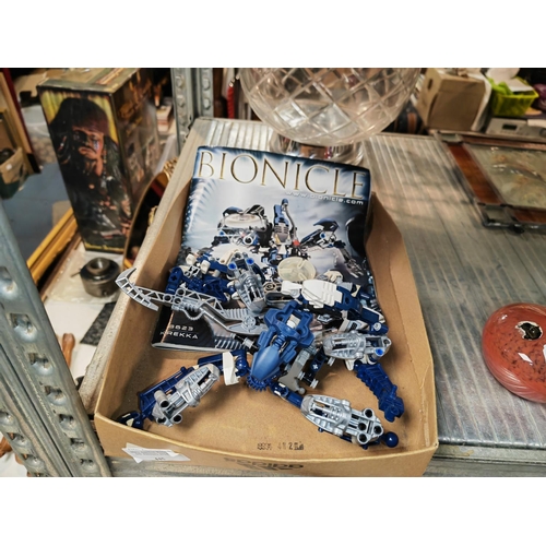 445 - Bionicle Robot Toy With Magazine