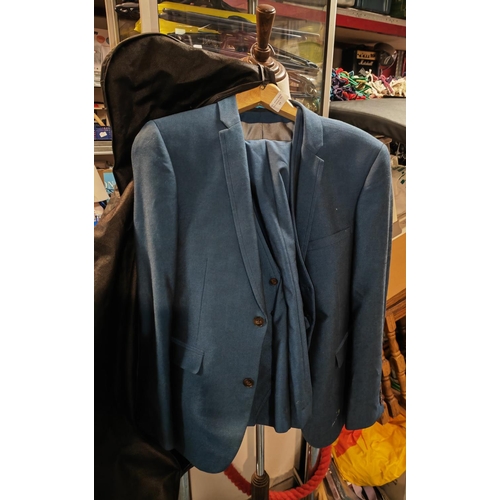 19 - Blue Man'S Suit Including Waist Coat Size 34 Small