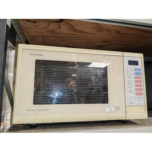 676 - Panasonic Microwave Oven