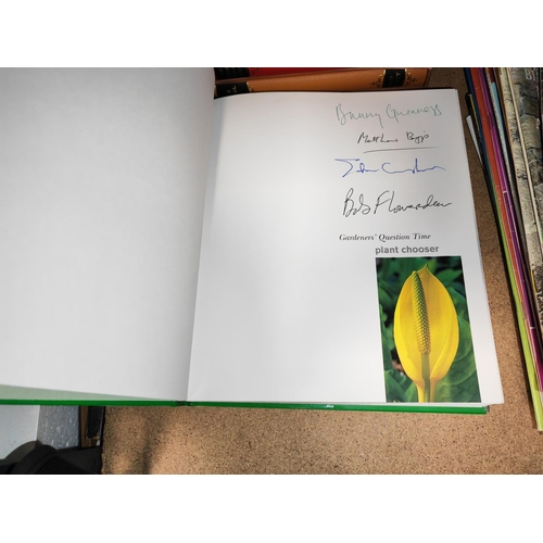 16 - Book Bbc Gardens, Question Time Signed By Bunny Guinness, Bob Flowerdew, John Cushnie And Matthew Bi... 