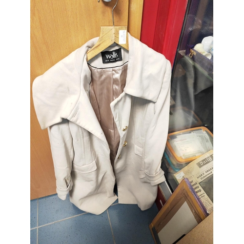 22 - White Long Ladies Coat Size Uk 18