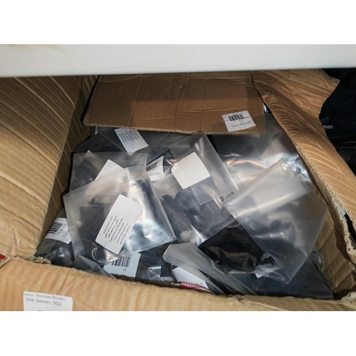 735 - Lege Trading Box Of Windscreen Wiper Adapters