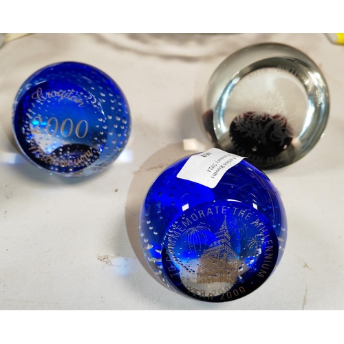 459 - 3 Caithness Paperweights, Croydon Millenium 2000, 80Th Birth Of The Queen Mother