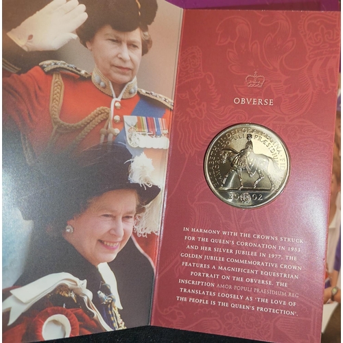 300 - 2000 Queen Mother £5 Crown In Packaging Plus Isle Of Man Queen'S Appeal  Crown 1977 In Packaging