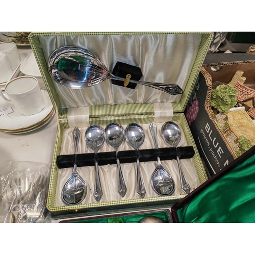 476 - Selection Of Cutlery 2 Box Sets, Desert Spoon, Tea Spoons Etc