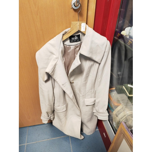 19 - White Long Ladies Coat Size Uk 18
