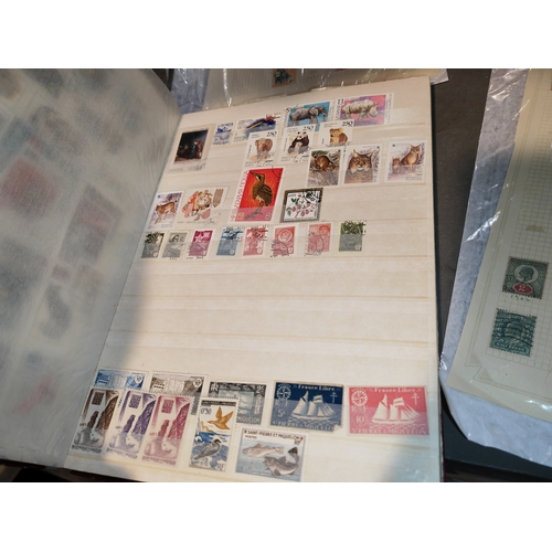 539 - Red Album Of World Stamps