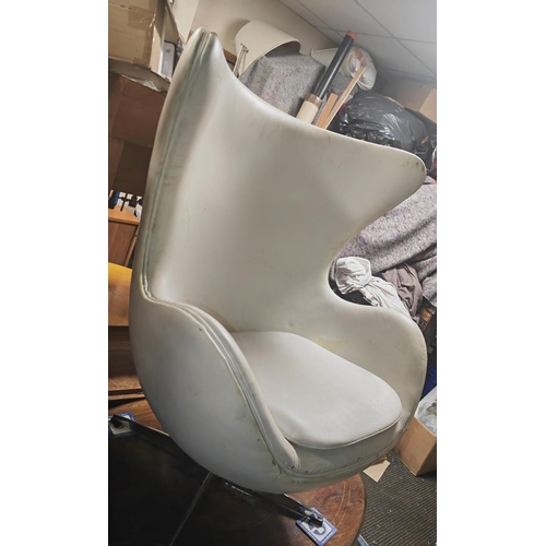 744 - Vintage Retro Leatherette Egg Chair Needs A Good Clean But No Rips A Few Scuffs